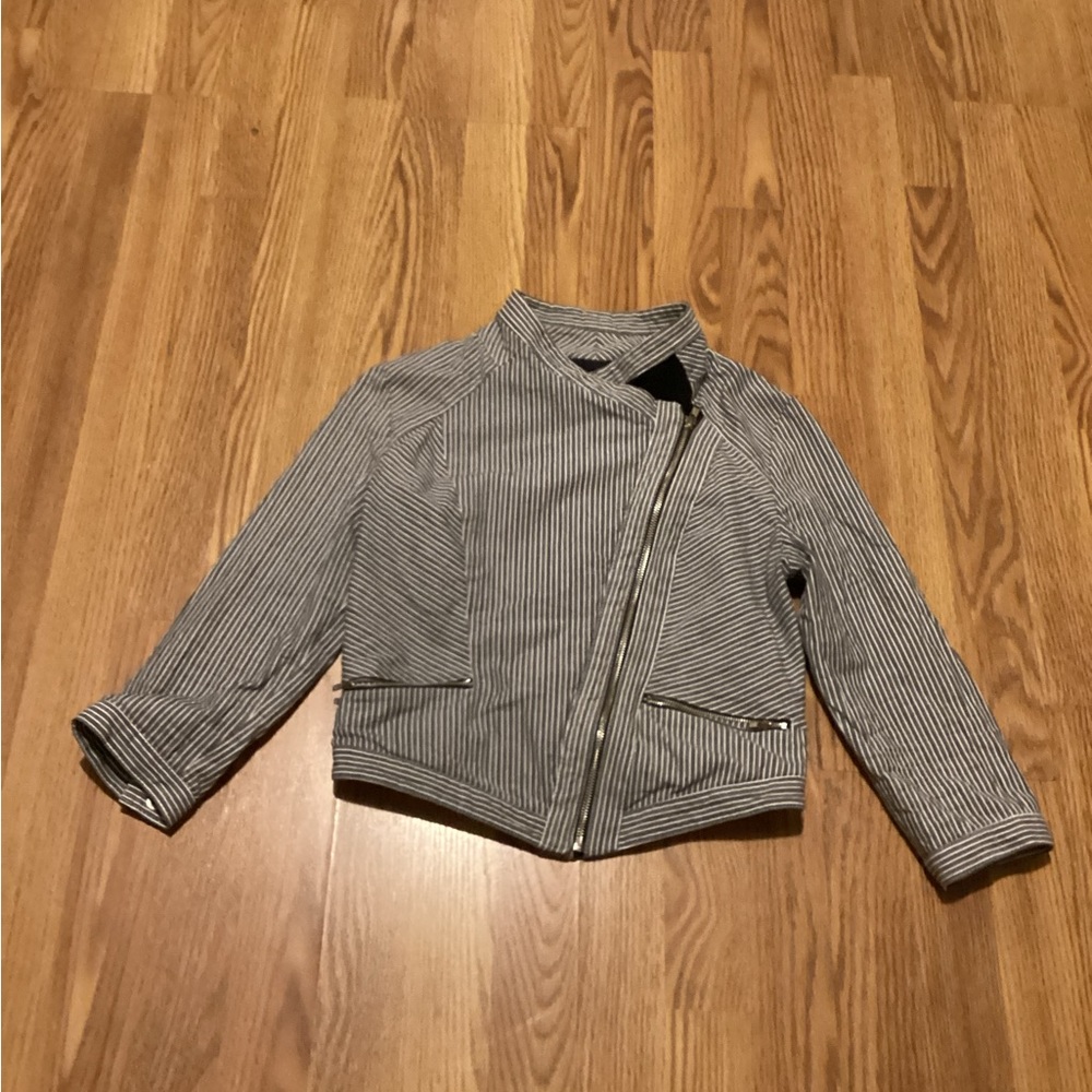 Women’s blazer size 8 brand liquid New York color gray and white long sleeve